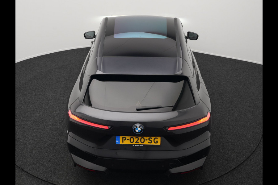 BMW iX xDrive40 High Executive 77 kWh INCL BTW | Trekhaak af Fabriek | Panodak | Lederen Comfortzetels Massage & Memory | 360 Camera | Head Up | Widescreen | 22"L.M | Harman Kardon |
