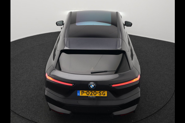 BMW iX xDrive40 High Executive 77 kWh INCL BTW | Trekhaak af Fabriek | Panodak | Lederen Comfortzetels Massage & Memory | 360 Camera | Head Up | Widescreen | 22"L.M | Harman Kardon |
