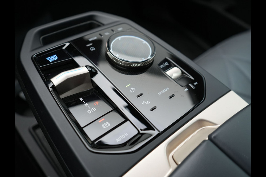 BMW iX xDrive40 High Executive 77 kWh INCL BTW | Trekhaak af Fabriek | Panodak | Lederen Comfortzetels Massage & Memory | 360 Camera | Head Up | Widescreen | 22"L.M | Harman Kardon |