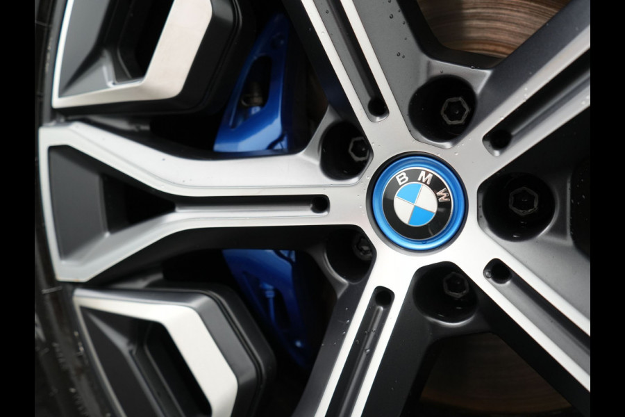 BMW iX xDrive40 High Executive 77 kWh INCL BTW | Trekhaak af Fabriek | Panodak | Lederen Comfortzetels Massage & Memory | 360 Camera | Head Up | Widescreen | 22"L.M | Harman Kardon |