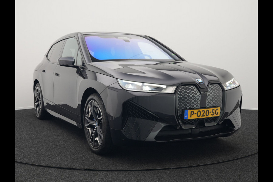 BMW iX xDrive40 High Executive 77 kWh INCL BTW | Trekhaak af Fabriek | Panodak | Lederen Comfortzetels Massage & Memory | 360 Camera | Head Up | Widescreen | 22"L.M | Harman Kardon |