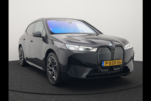 BMW iX xDrive40 High Executive 77 kWh INCL BTW | Trekhaak af Fabriek | Panodak | Lederen Comfortzetels Massage & Memory | 360 Camera | Head Up | Widescreen | 22"L.M | Harman Kardon |