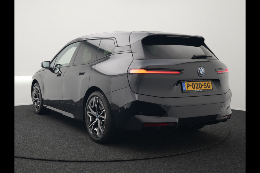 BMW iX xDrive40 High Executive 77 kWh INCL BTW | Trekhaak af Fabriek | Panodak | Lederen Comfortzetels Massage & Memory | 360 Camera | Head Up | Widescreen | 22"L.M | Harman Kardon |