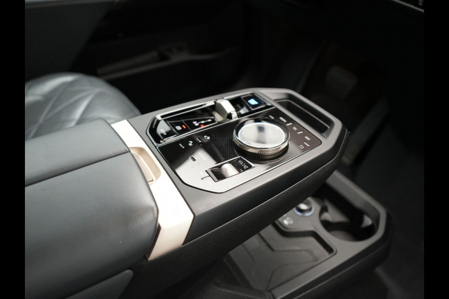 BMW iX xDrive40 High Executive 77 kWh INCL BTW | Trekhaak af Fabriek | Panodak | Lederen Comfortzetels Massage & Memory | 360 Camera | Head Up | Widescreen | 22"L.M | Harman Kardon |