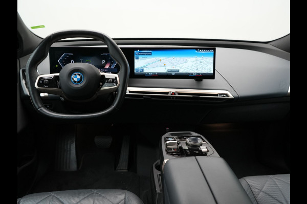 BMW iX xDrive40 High Executive 77 kWh INCL BTW | Trekhaak af Fabriek | Panodak | Lederen Comfortzetels Massage & Memory | 360 Camera | Head Up | Widescreen | 22"L.M | Harman Kardon |