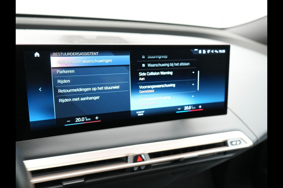 BMW iX xDrive40 High Executive 77 kWh INCL BTW | Trekhaak af Fabriek | Panodak | Lederen Comfortzetels Massage & Memory | 360 Camera | Head Up | Widescreen | 22"L.M | Harman Kardon |