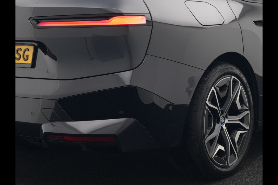BMW iX xDrive40 High Executive 77 kWh INCL BTW | Trekhaak af Fabriek | Panodak | Lederen Comfortzetels Massage & Memory | 360 Camera | Head Up | Widescreen | 22"L.M | Harman Kardon |