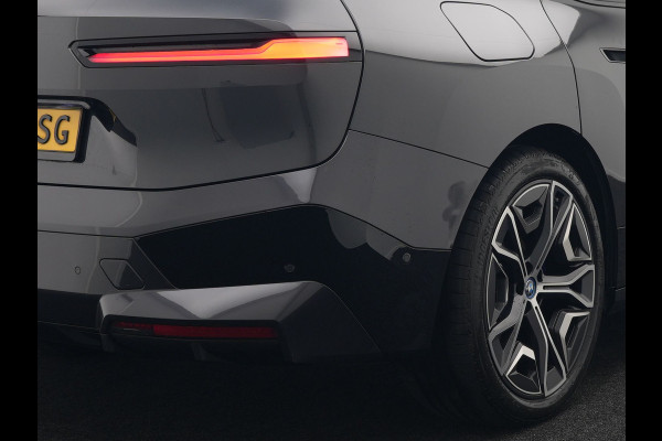 BMW iX xDrive40 High Executive 77 kWh INCL BTW | Trekhaak af Fabriek | Panodak | Lederen Comfortzetels Massage & Memory | 360 Camera | Head Up | Widescreen | 22"L.M | Harman Kardon |