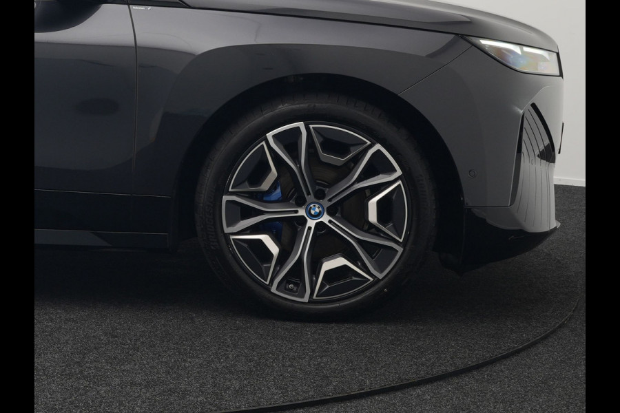 BMW iX xDrive40 High Executive 77 kWh INCL BTW | Trekhaak af Fabriek | Panodak | Lederen Comfortzetels Massage & Memory | 360 Camera | Head Up | Widescreen | 22"L.M | Harman Kardon |