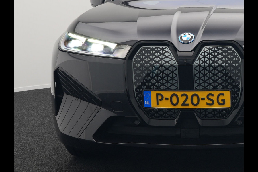 BMW iX xDrive40 High Executive 77 kWh INCL BTW | Trekhaak af Fabriek | Panodak | Lederen Comfortzetels Massage & Memory | 360 Camera | Head Up | Widescreen | 22"L.M | Harman Kardon |