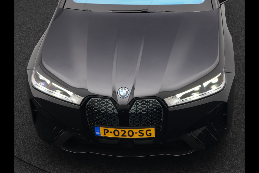BMW iX xDrive40 High Executive 77 kWh INCL BTW | Trekhaak af Fabriek | Panodak | Lederen Comfortzetels Massage & Memory | 360 Camera | Head Up | Widescreen | 22"L.M | Harman Kardon |