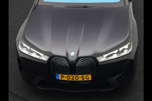 BMW iX xDrive40 High Executive 77 kWh INCL BTW | Trekhaak af Fabriek | Panodak | Lederen Comfortzetels Massage & Memory | 360 Camera | Head Up | Widescreen | 22"L.M | Harman Kardon |
