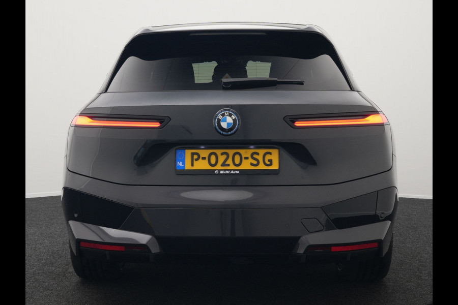 BMW iX xDrive40 High Executive 77 kWh INCL BTW | Trekhaak af Fabriek | Panodak | Lederen Comfortzetels Massage & Memory | 360 Camera | Head Up | Widescreen | 22"L.M | Harman Kardon |