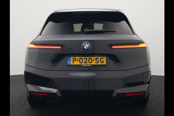 BMW iX xDrive40 High Executive 77 kWh INCL BTW | Trekhaak af Fabriek | Panodak | Lederen Comfortzetels Massage & Memory | 360 Camera | Head Up | Widescreen | 22"L.M | Harman Kardon |