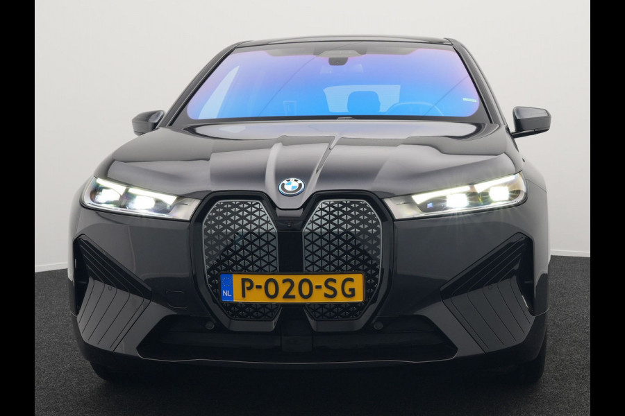 BMW iX xDrive40 High Executive 77 kWh INCL BTW | Trekhaak af Fabriek | Panodak | Lederen Comfortzetels Massage & Memory | 360 Camera | Head Up | Widescreen | 22"L.M | Harman Kardon |