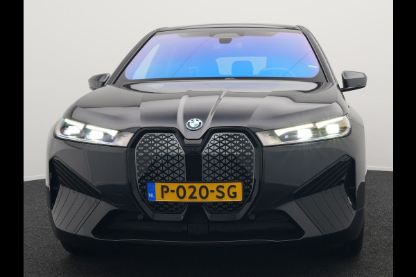 BMW iX xDrive40 High Executive 77 kWh INCL BTW | Trekhaak af Fabriek | Panodak | Lederen Comfortzetels Massage & Memory | 360 Camera | Head Up | Widescreen | 22"L.M | Harman Kardon |