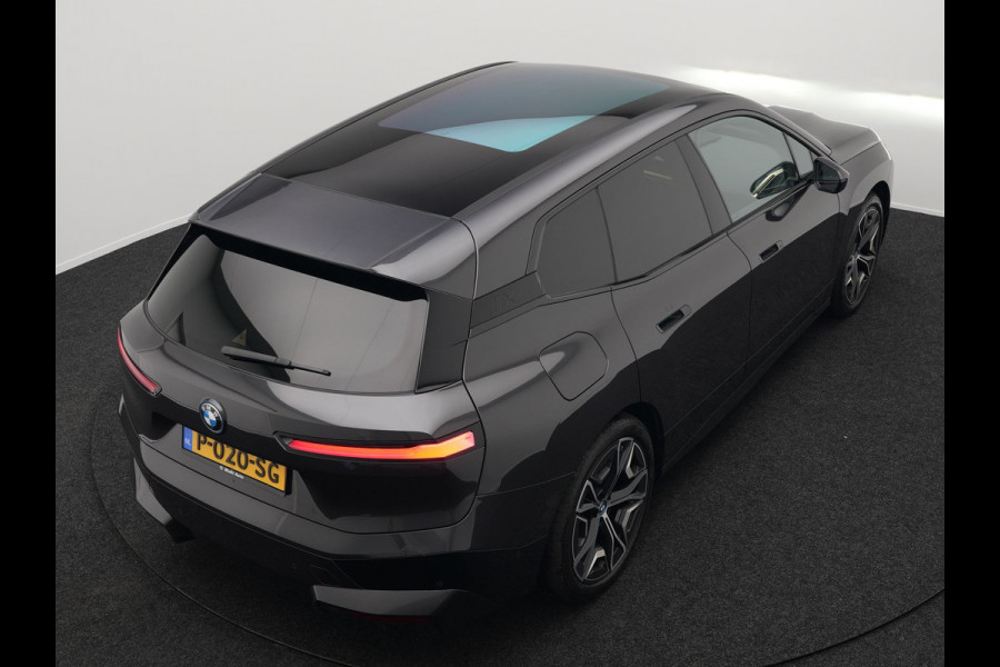 BMW iX xDrive40 High Executive 77 kWh INCL BTW | Trekhaak af Fabriek | Panodak | Lederen Comfortzetels Massage & Memory | 360 Camera | Head Up | Widescreen | 22"L.M | Harman Kardon |