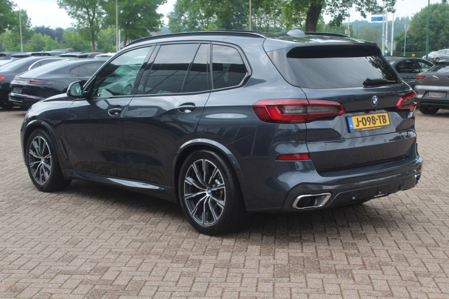 BMW X5 xDrive30d High Exe. 7p. M Sport / Trekhaak / Panoramadak / Camera / Head-up / Softclose / 20'' / Harman Kardon / Luchtvering / Laser LED / Keyless / Leder / Apple CarPlay / Stuurverwarming / DAB / ACC / Zonnescherm zijruite