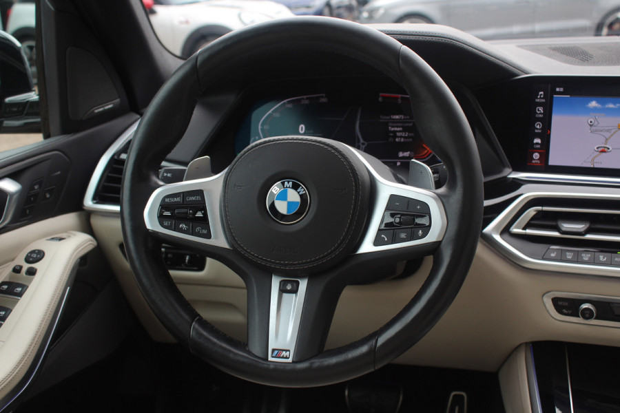 BMW X5 xDrive30d High Exe. 7p. M Sport / Trekhaak / Panoramadak / Camera / Head-up / Softclose / 20'' / Harman Kardon / Luchtvering / Laser LED / Keyless / Leder / Apple CarPlay / Stuurverwarming / DAB / ACC / Zonnescherm zijruite