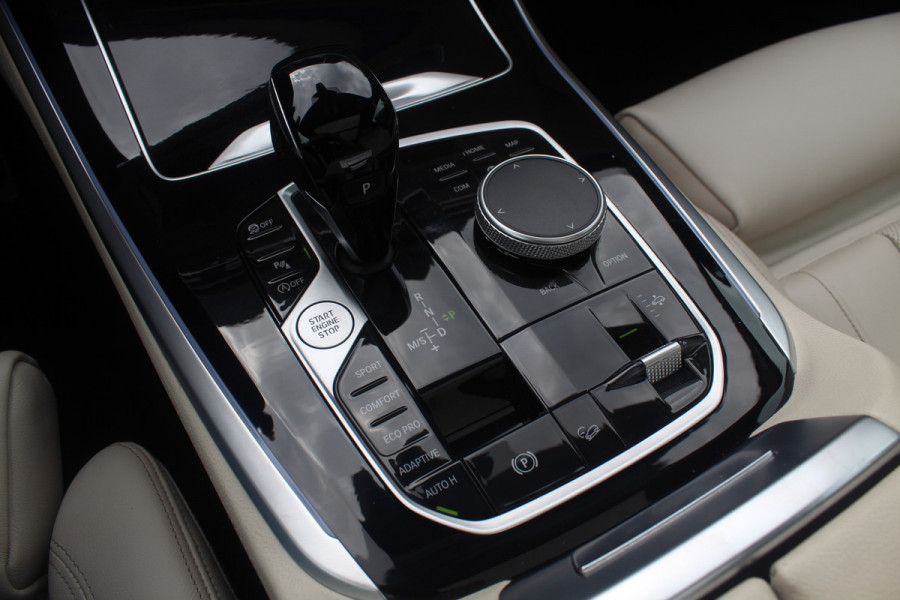 BMW X5 xDrive30d High Exe. 7p. M Sport / Trekhaak / Panoramadak / Camera / Head-up / Softclose / 20'' / Harman Kardon / Luchtvering / Laser LED / Keyless / Leder / Apple CarPlay / Stuurverwarming / DAB / ACC / Zonnescherm zijruite