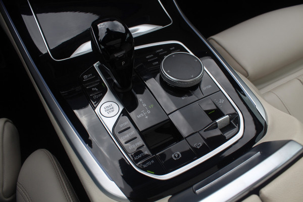 BMW X5 xDrive30d High Exe. 7p. M Sport / Trekhaak / Panoramadak / Camera / Head-up / Softclose / 20'' / Harman Kardon / Luchtvering / Laser LED / Keyless / Leder / Apple CarPlay / Stuurverwarming / DAB / ACC / Zonnescherm zijruite