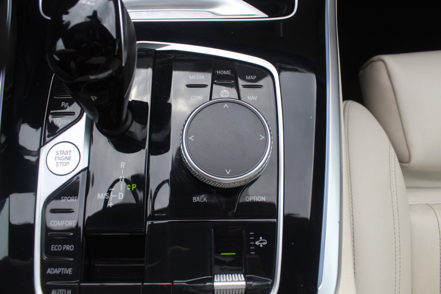 BMW X5 xDrive30d High Exe. 7p. M Sport / Trekhaak / Panoramadak / Camera / Head-up / Softclose / 20'' / Harman Kardon / Luchtvering / Laser LED / Keyless / Leder / Apple CarPlay / Stuurverwarming / DAB / ACC / Zonnescherm zijruite