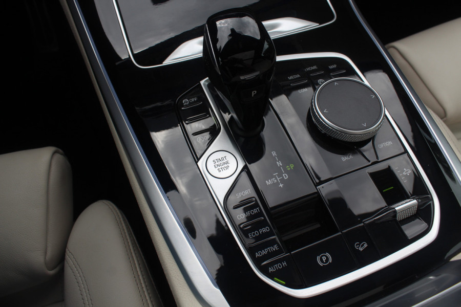 BMW X5 xDrive30d High Exe. 7p. M Sport / Trekhaak / Panoramadak / Camera / Head-up / Softclose / 20'' / Harman Kardon / Luchtvering / Laser LED / Keyless / Leder / Apple CarPlay / Stuurverwarming / DAB / ACC / Zonnescherm zijruite