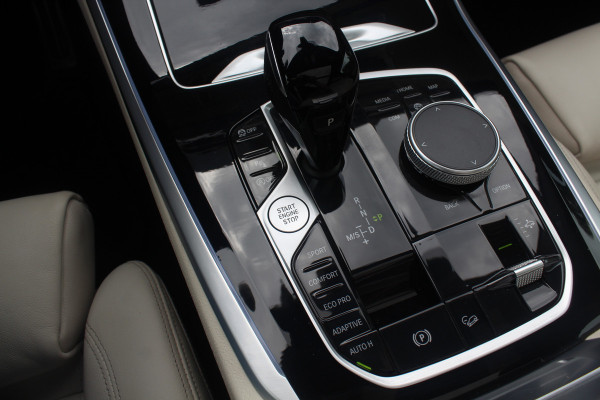 BMW X5 xDrive30d High Exe. 7p. M Sport / Trekhaak / Panoramadak / Camera / Head-up / Softclose / 20'' / Harman Kardon / Luchtvering / Laser LED / Keyless / Leder / Apple CarPlay / Stuurverwarming / DAB / ACC / Zonnescherm zijruite