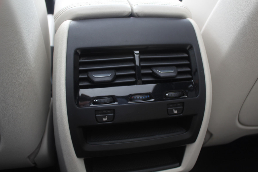 BMW X5 xDrive30d High Exe. 7p. M Sport / Trekhaak / Panoramadak / Camera / Head-up / Softclose / 20'' / Harman Kardon / Luchtvering / Laser LED / Keyless / Leder / Apple CarPlay / Stuurverwarming / DAB / ACC / Zonnescherm zijruite