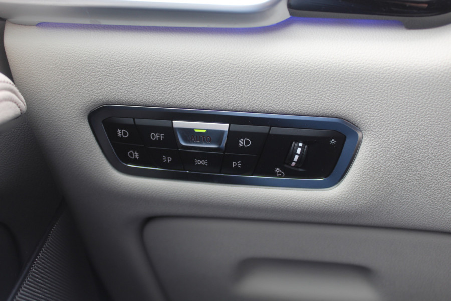 BMW X5 xDrive30d High Exe. 7p. M Sport / Trekhaak / Panoramadak / Camera / Head-up / Softclose / 20'' / Harman Kardon / Luchtvering / Laser LED / Keyless / Leder / Apple CarPlay / Stuurverwarming / DAB / ACC / Zonnescherm zijruite