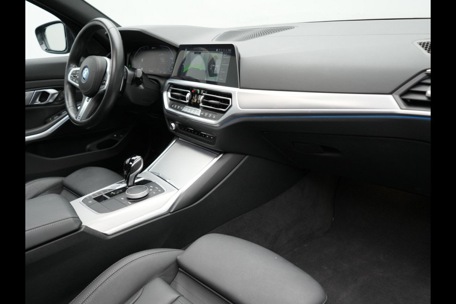 BMW 3 Serie Touring 330e xDrive M Sport Plug In Hybrid 293pk Dealer O.H PHEV | Panodak | Trekhaak af Fabriek | Adaptive Cruise | Laser LED | Adaptive Onderstel |  Head Up | 360 Camera | Keyless |