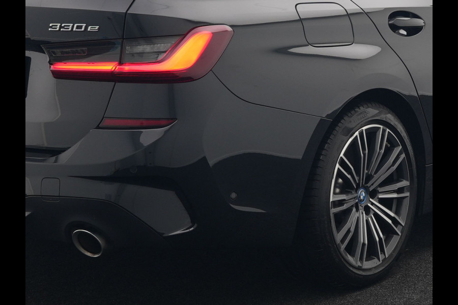 BMW 3 Serie Touring 330e xDrive M Sport Plug In Hybrid 293pk Dealer O.H PHEV | Panodak | Trekhaak af Fabriek | Adaptive Cruise | Laser LED | Adaptive Onderstel |  Head Up | 360 Camera | Keyless |