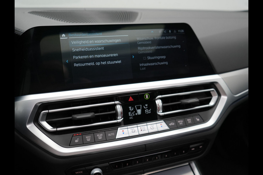 BMW 3 Serie Touring 330e xDrive M Sport Plug In Hybrid 293pk Dealer O.H PHEV | Panodak | Trekhaak af Fabriek | Adaptive Cruise | Laser LED | Adaptive Onderstel |  Head Up | 360 Camera | Keyless |