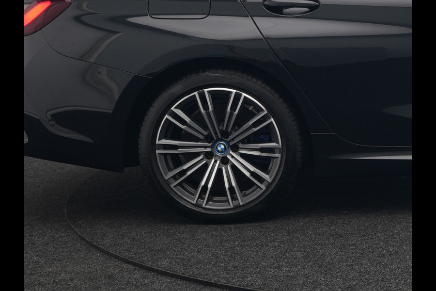 BMW 3 Serie Touring 330e xDrive M Sport Plug In Hybrid 293pk Dealer O.H PHEV | Panodak | Trekhaak af Fabriek | Adaptive Cruise | Laser LED | Adaptive Onderstel |  Head Up | 360 Camera | Keyless |