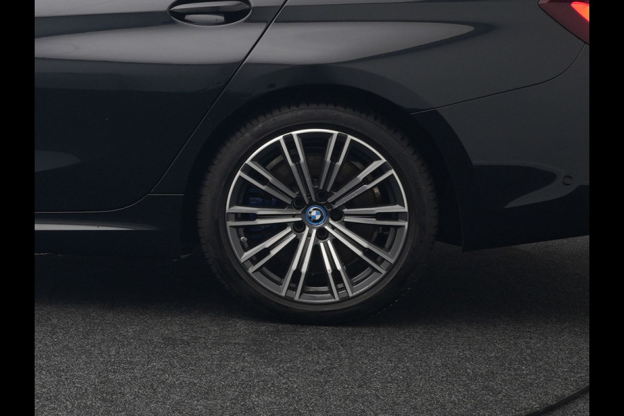 BMW 3 Serie Touring 330e xDrive M Sport Plug In Hybrid 293pk Dealer O.H PHEV | Panodak | Trekhaak af Fabriek | Adaptive Cruise | Laser LED | Adaptive Onderstel |  Head Up | 360 Camera | Keyless |