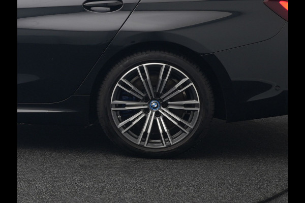 BMW 3 Serie Touring 330e xDrive M Sport Plug In Hybrid 293pk Dealer O.H PHEV | Panodak | Trekhaak af Fabriek | Adaptive Cruise | Laser LED | Adaptive Onderstel |  Head Up | 360 Camera | Keyless |