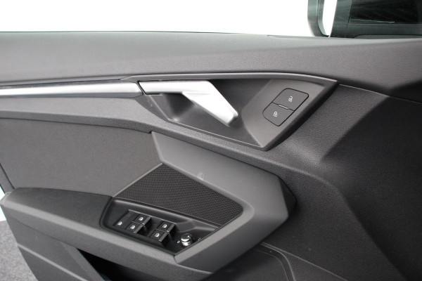 Audi A3 Sportback 35 TFSI 150pk S-Tronic / Automaat Business Edition Audi A3 Sportback 35 TFSI 150pk S -Tronic Business Edition *** Nieuw Model *** | Navigatie | Climate control | Cruise control Adaptive | DAB | Digitale Cockpit | Lichtmetalen velgen | Parkeer sensoren | Stoelverwarming