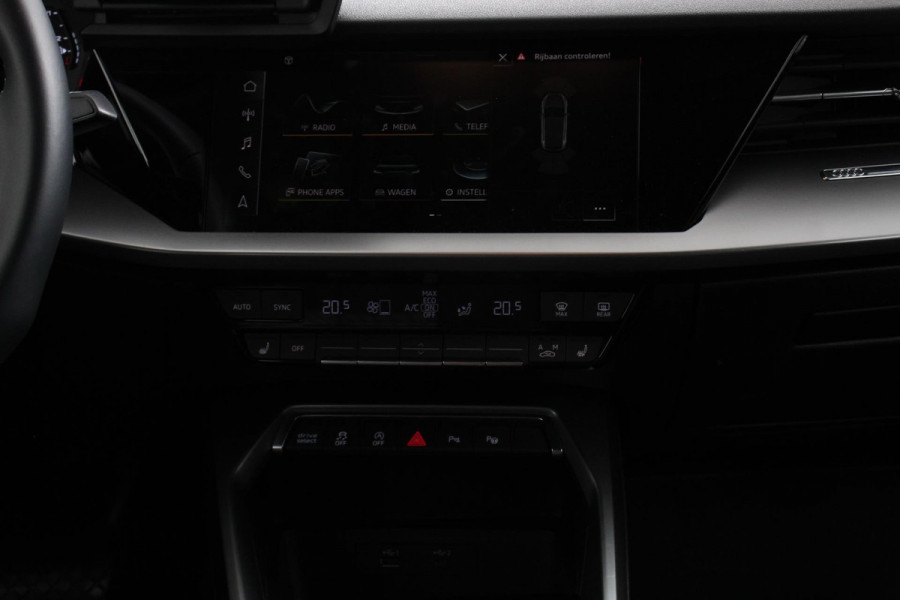 Audi A3 Sportback 35 TFSI 150pk S-Tronic / Automaat Business Edition Audi A3 Sportback 35 TFSI 150pk S -Tronic Business Edition *** Nieuw Model *** | Navigatie | Climate control | Cruise control Adaptive | DAB | Digitale Cockpit | Lichtmetalen velgen | Parkeer sensoren | Stoelverwarming
