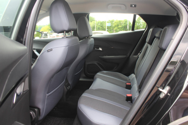 Peugeot e-2008 EV Allure 50 kWh / Camera / Half leder / Virtual Cockpit / 17'' / LED Koplampen / Keyless / Navigatie / Stoelverwarming / Cruise Control