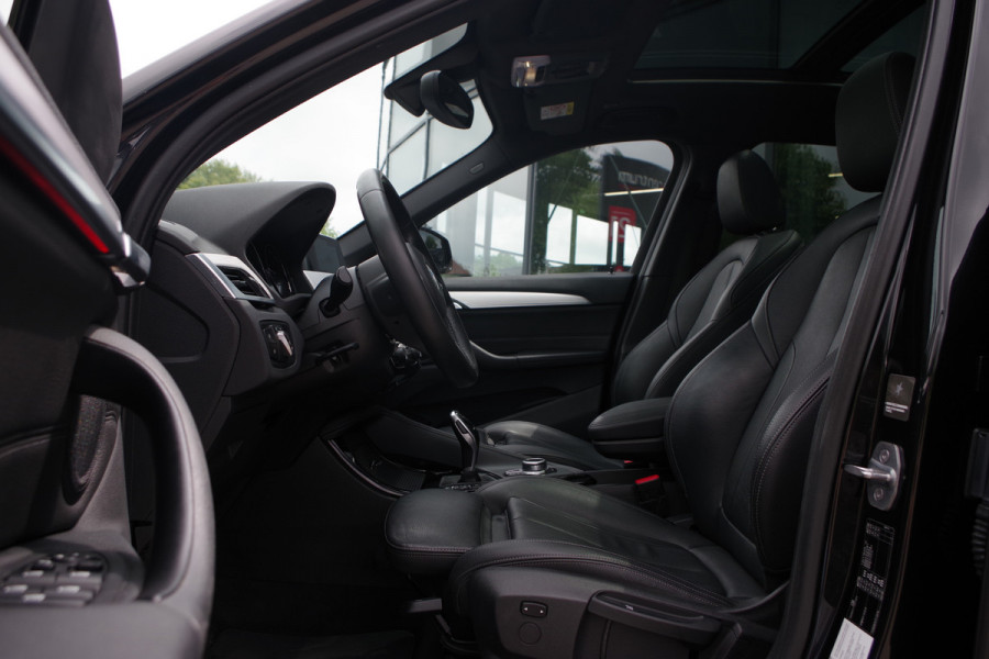 BMW X1 sDrive18i M-Sport High Executive 140 PK Automaat, Panoramadak, LED Koplampen , Leder bekleding.