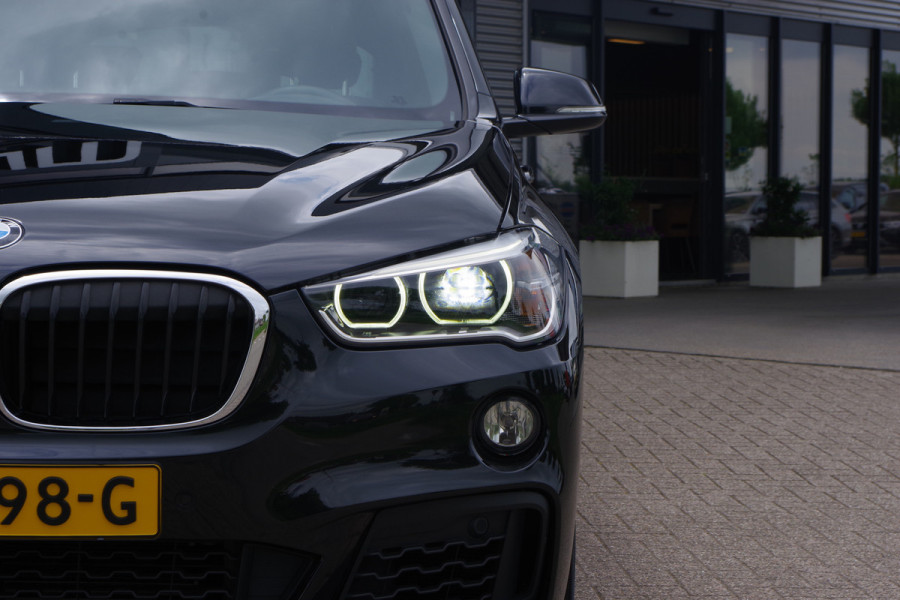 BMW X1 sDrive18i M-Sport High Executive 140 PK Automaat, Panoramadak, LED Koplampen , Leder bekleding.