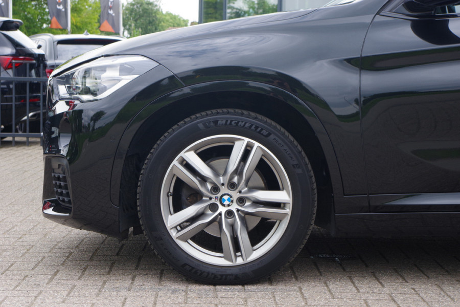 BMW X1 sDrive18i M-Sport High Executive 140 PK Automaat, Panoramadak, LED Koplampen , Leder bekleding.
