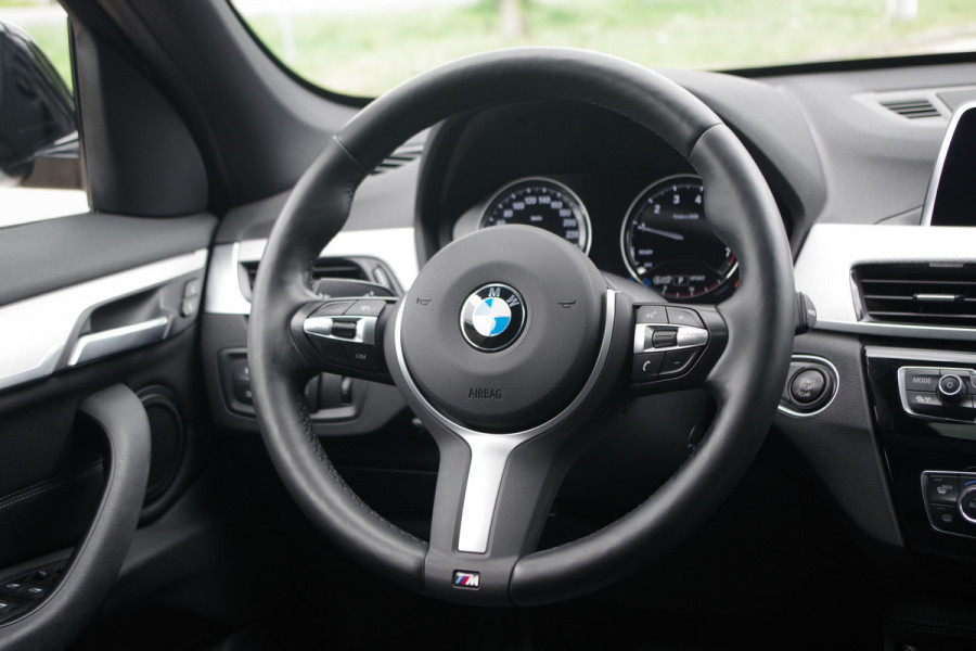 BMW X1 sDrive18i M-Sport High Executive 140 PK Automaat, Panoramadak, LED Koplampen , Leder bekleding.