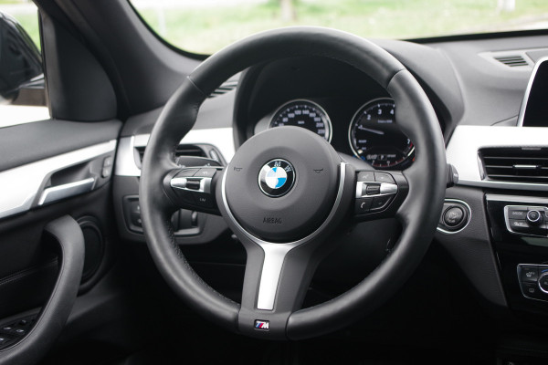 BMW X1 sDrive18i M-Sport High Executive 140 PK Automaat, Panoramadak, LED Koplampen , Leder bekleding.