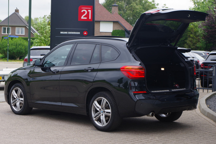 BMW X1 sDrive18i M-Sport High Executive 140 PK Automaat, Panoramadak, LED Koplampen , Leder bekleding.