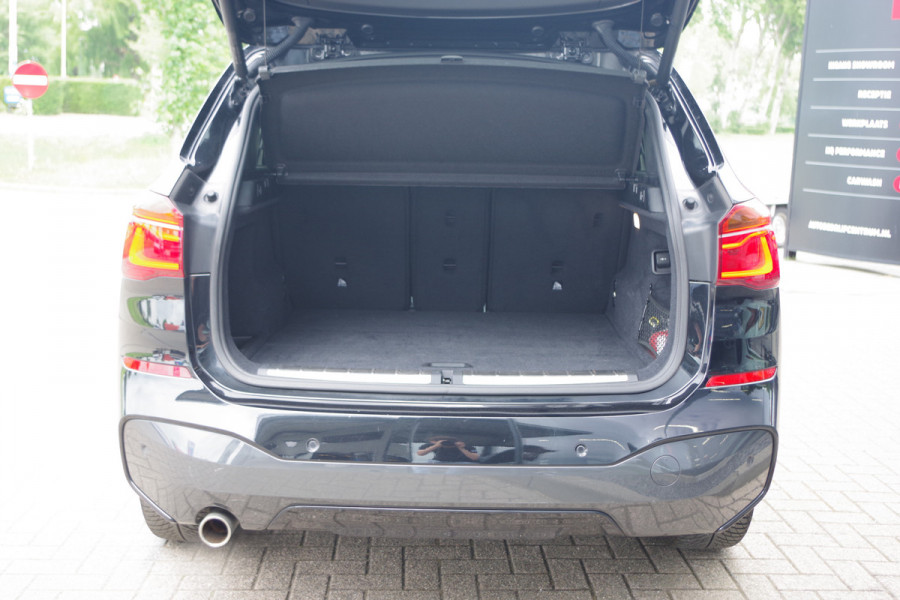 BMW X1 sDrive18i M-Sport High Executive 140 PK Automaat, Panoramadak, LED Koplampen , Leder bekleding.