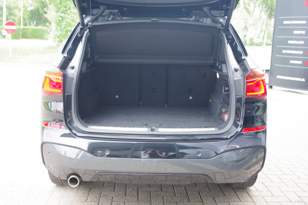 BMW X1 sDrive18i M-Sport High Executive 140 PK Automaat, Panoramadak, LED Koplampen , Leder bekleding.