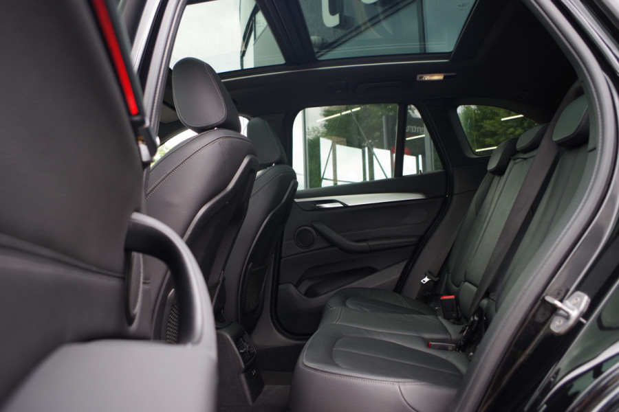 BMW X1 sDrive18i M-Sport High Executive 140 PK Automaat, Panoramadak, LED Koplampen , Leder bekleding.