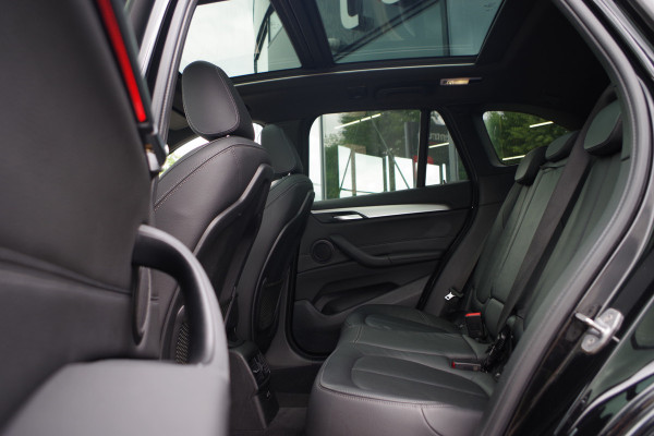 BMW X1 sDrive18i M-Sport High Executive 140 PK Automaat, Panoramadak, LED Koplampen , Leder bekleding.