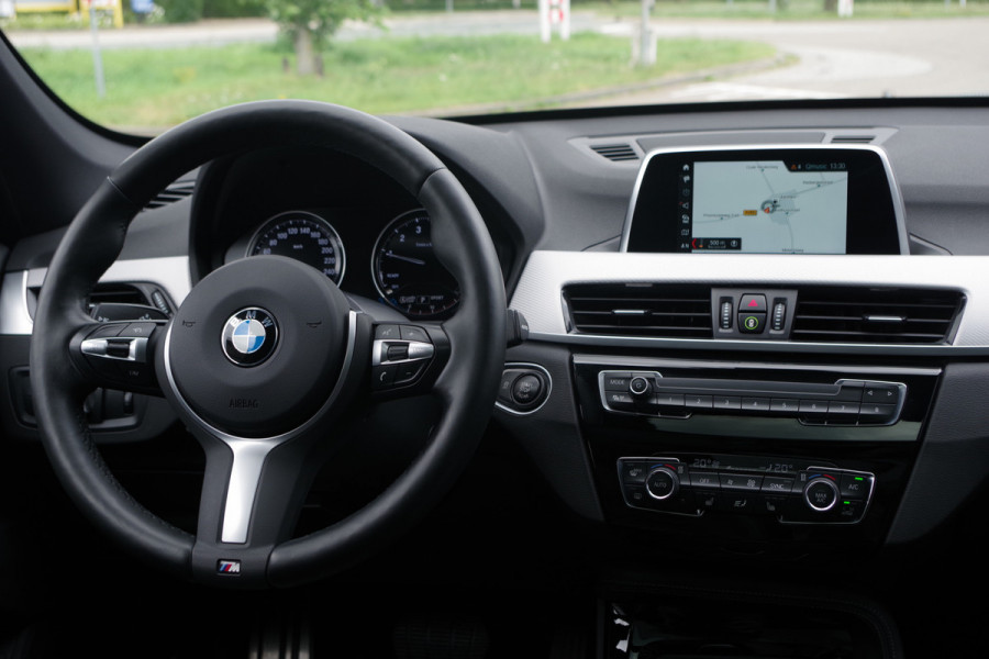 BMW X1 sDrive18i M-Sport High Executive 140 PK Automaat, Panoramadak, LED Koplampen , Leder bekleding.